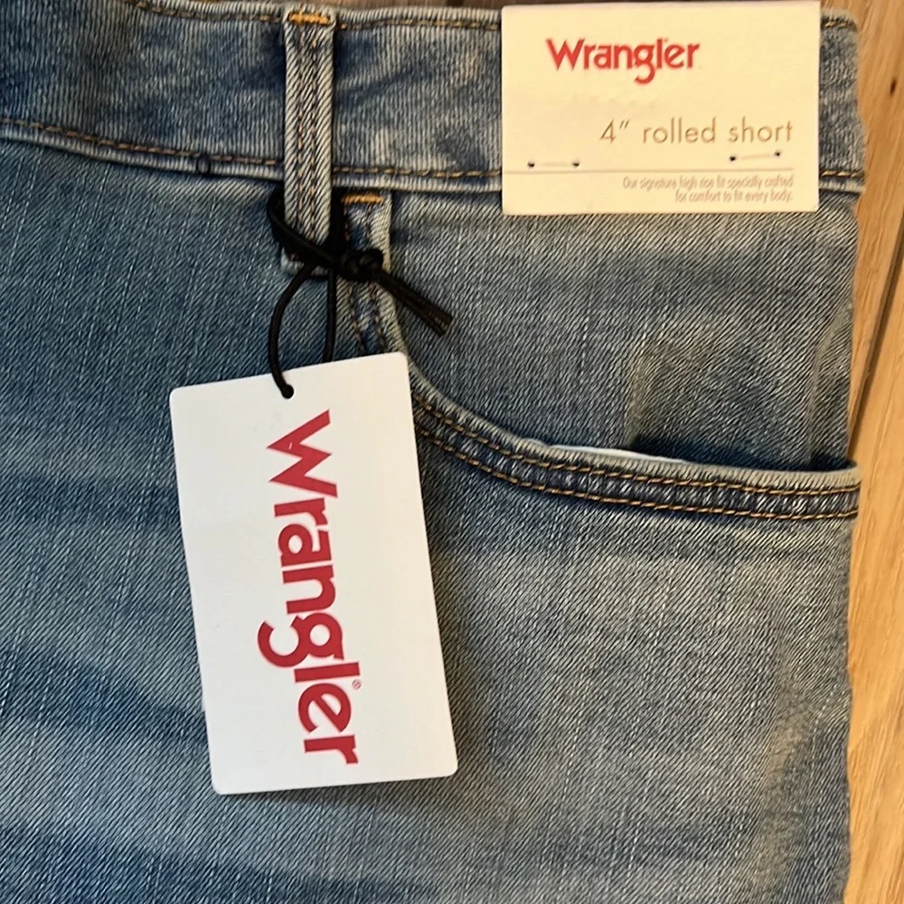 Wrangler Women's Rolled Denim Shorts Light Wash Stretch NWT 18W